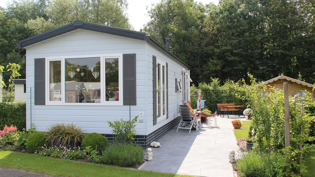 Witte chalet voorzijde Molecaten park Waterbos